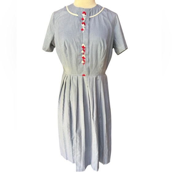 Vintage Dresses & Skirts - 1950s Carol Brent Floral Embroidered Poly/Cotton Blend Day Dress